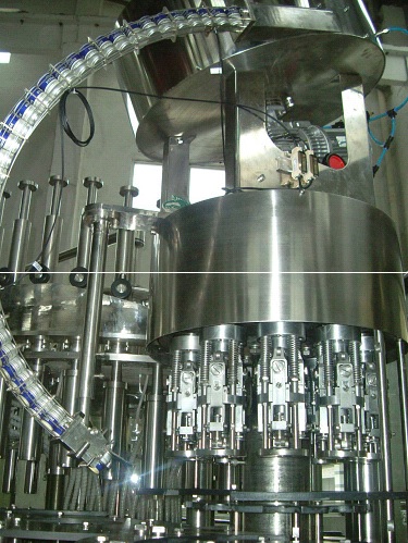 Автоматический укупор стеклянных бутылей алюминиевым колпачком 6000 бут в час YQX-6